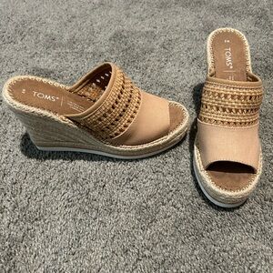 Tom’s Tan Sandals